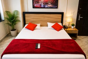 Habitación doble Deluxe, balcón, vista a la ciudad | Caja de seguridad en la habitación y wifi gratis 