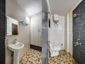 Habitación doble Deluxe, balcón, vista a la ciudad | Baño | Pantuflas 