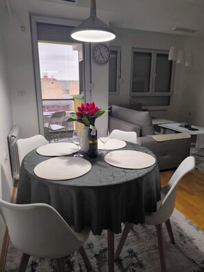 Dining - B&V Cozy Central Apartment/2 min walk BUS&TRAIN station/Free garage parking (Shkupi)