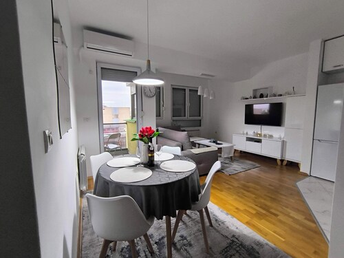 B&V Cozy Central Apartment/2 min walk BUS&TRAIN station/Free garage parking
