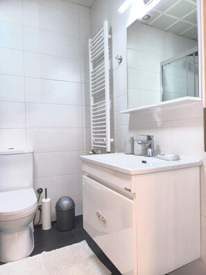 Shower, hair dryer, bidet, towels - B&V Cozy Central Apartment/2 min walk BUS&TRAIN station/Free garage parking (Shkupi)