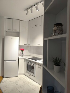 Private kitchen - B&V Cozy Central Apartment/2 min walk BUS&TRAIN station/Free garage parking (Shkupi)