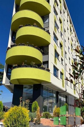 Exterior - B&V Cozy Central Apartment/2 min walk BUS&TRAIN station/Free garage parking (Shkupi)