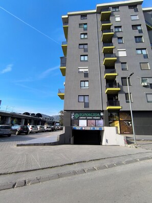 Exterior - B&V Cozy Central Apartment/2 min walk BUS&TRAIN station/Free garage parking (Shkupi)
