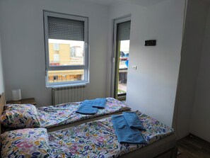 1 bedroom, iron/ironing board, WiFi, bed sheets - B&V Cozy Central Apartment/2 min walk BUS&TRAIN station/Free garage parking (Shkupi)