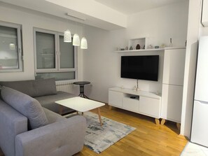 Smart TV - B&V Cozy Central Apartment/2 min walk BUS&TRAIN station/Free garage parking (Shkupi)