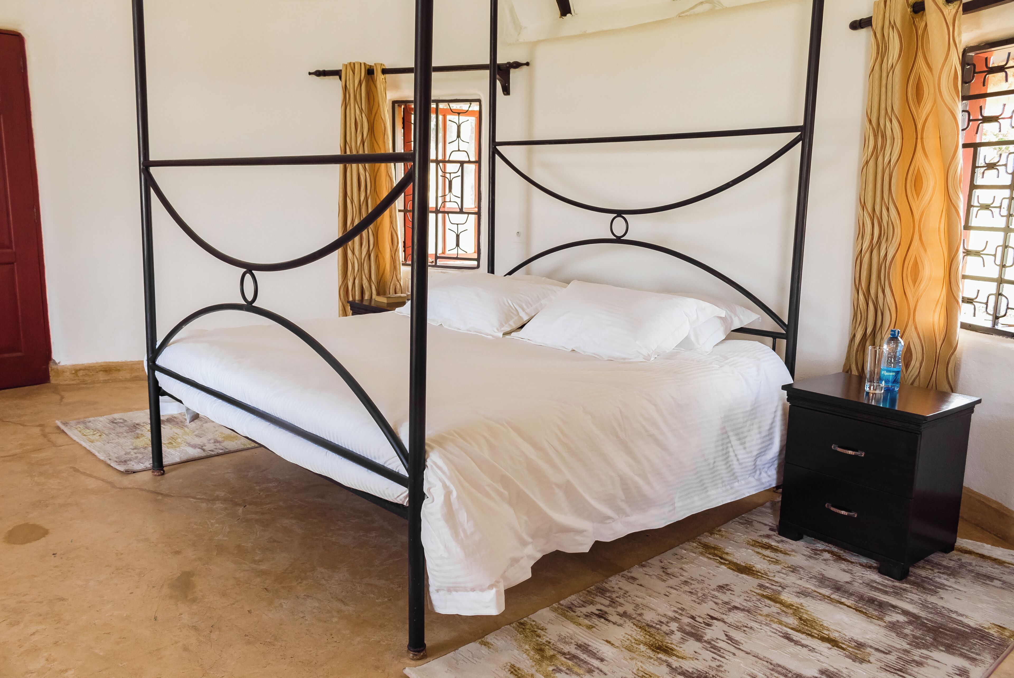 Tabla de planchar con plancha, wifi gratis y ropa de cama 
