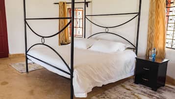 Tabla de planchar con plancha, wifi gratis y ropa de cama