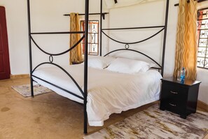 Villa, 4 habitaciones, vista a la colina | Tabla de planchar con plancha, wifi gratis y ropa de cama 