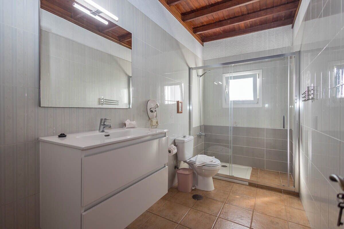 公寓 (One-Bedroom Apartment with Sea View) | 浴室 | 淋浴設備、吹風機、毛巾、肥皂