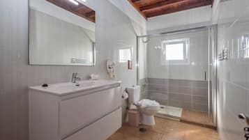 Apartment (One-Bedroom Apartment with Sea View) | Badezimmer | Dusche, Haartrockner, Handtücher, Seife