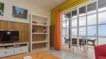 Apartamento (Two-Bedroom Apartment with Sea View) | Ferros/tábuas de passar roupa, Wi-Fi de cortesia, roupa de cama
