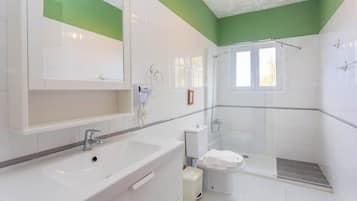 Apartment (Two-Bedroom Apartment with Sea View) | Bathroom