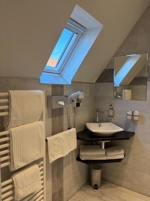 Family Quadruple Room, Courtyard View | Bathroom - Hôtel-restaurant l'Ange (Niedermorschwihr)