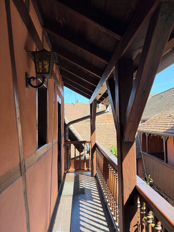 Ein Holzbalkon mit Blick auf Gebäude.