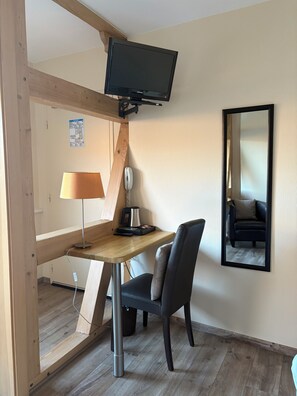 Superior Double Room, Courtyard View | Interior - Hôtel-restaurant l'Ange (Niedermorschwihr)