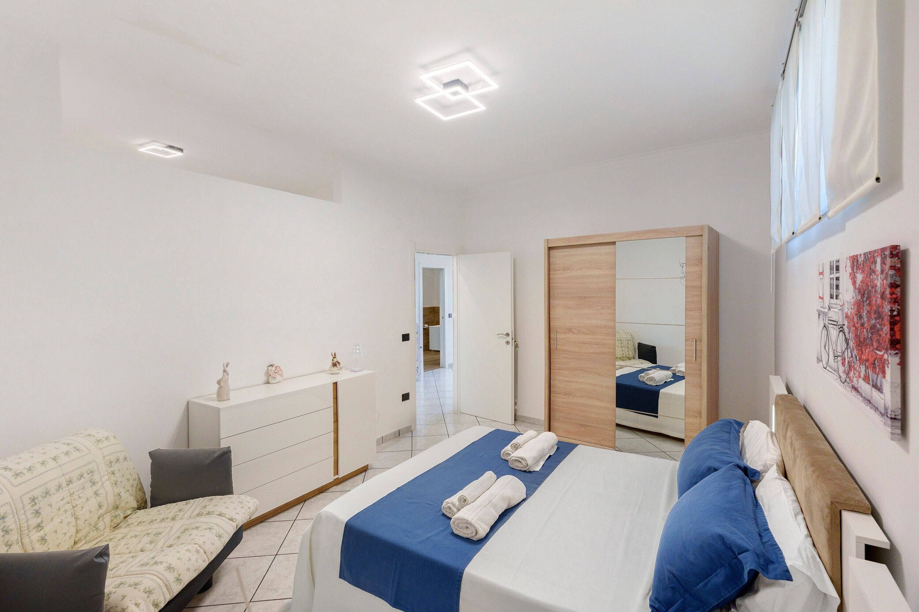 Tabla de planchar con plancha, wifi y ropa de cama 