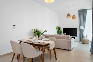 Apartamento urbano, 1 quarto, cozinha, vista para a marina | Sala de jantar