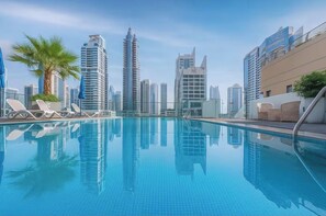 2 piscinas externas, funciona das 8h às 22h, guarda-sóis