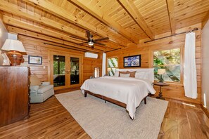 3 bedrooms, iron/ironing board, bed sheets - Woodland Retreat • Craigside Lodge on Sugarloaf Mountain (Dickerson)