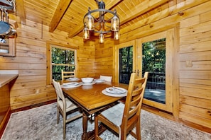Dining - Woodland Retreat • Craigside Lodge on Sugarloaf Mountain (Dickerson)