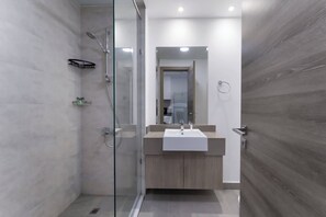 Shower, hair dryer, towels - Free housekeeping visits during your stay - StayShort - Majestic Studio in Bloom Tower C Perfect for 3 (JVC)