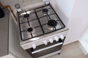 Fridge, microwave, oven, stovetop - Free housekeeping visits during your stay - StayShort - Majestic Studio in Bloom Tower C Perfect for 3 (JVC)