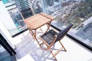 Outdoor dining - Free housekeeping visits during your stay - StayShort - 1 Bed in Jumeirah Village Circle for 4 in a Great Location! (JVC)