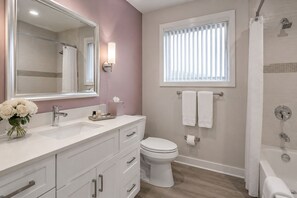 Classic Room | Bathroom | Free toiletries, hair dryer, towels, soap - Toronto Central Stay (Toronto)