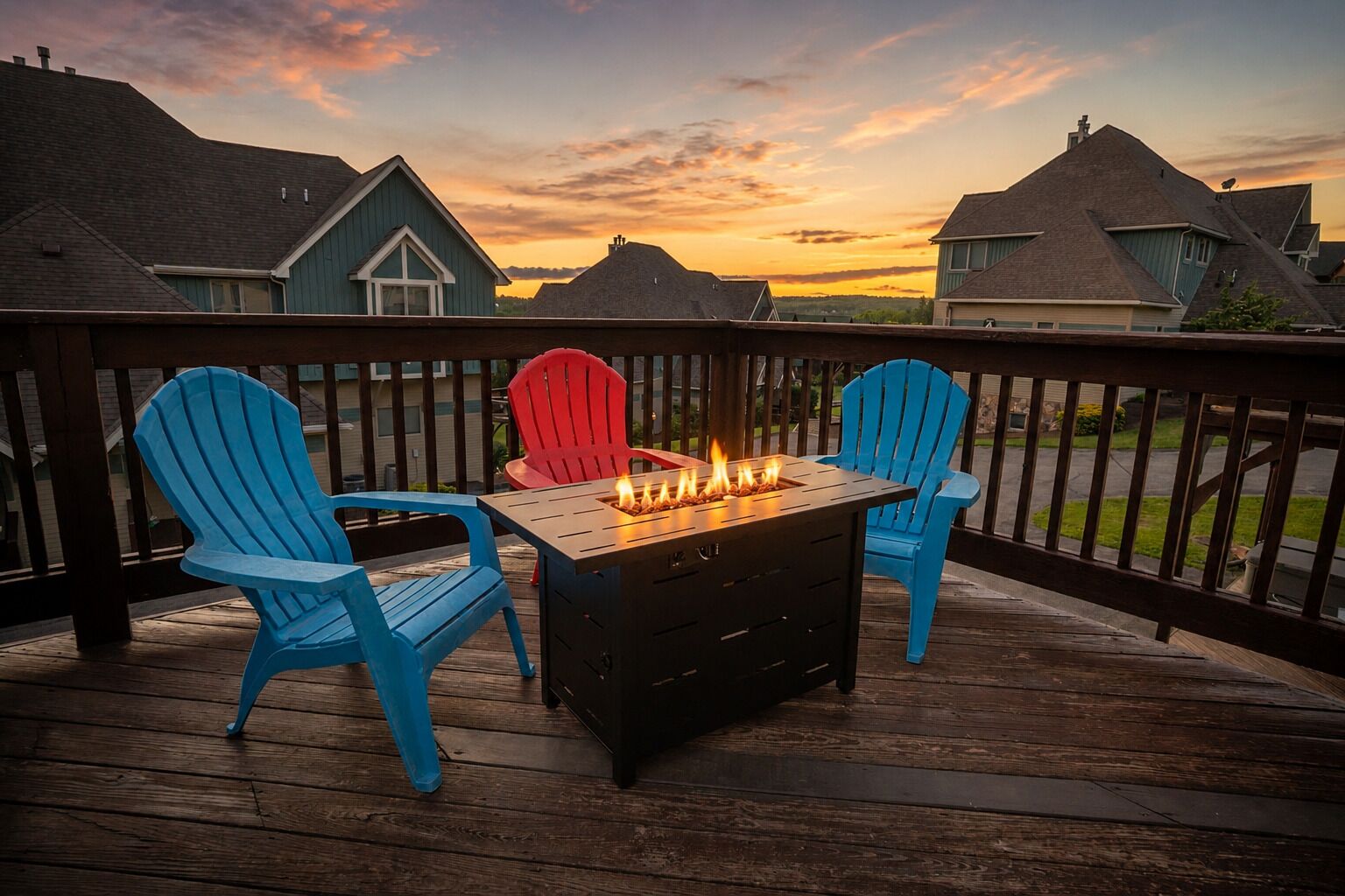 Eine Terrasse mit einem Feuerkorb und zwei Adirondack-Stühlen.