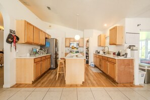 Fridge, oven, stovetop, dishwasher - 1 Flint and Kingscrest, LLC - Double Bedroom (Apopka)