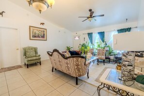 TV - 1 Flint and Kingscrest, LLC - Double Bedroom (Apopka)