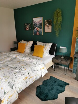 Tabla de planchar con plancha, wifi gratis y ropa de cama 