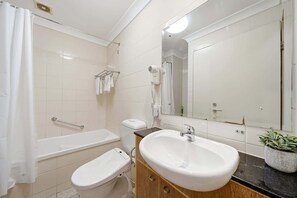 Shower, hair dryer, towels, shampoo - Spacious 3-Bed Apartment in Canberra CBD (Canberra)