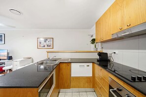 Fridge, microwave, oven, stovetop - Spacious 3-Bed Apartment in Canberra CBD (Canberra)