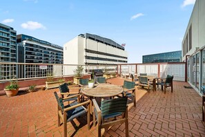 Outdoor dining - Spacious 3-Bed Apartment in Canberra CBD (Canberra)