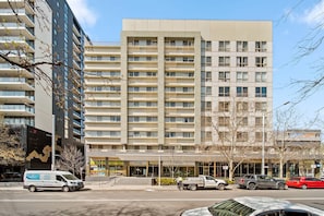 A multi-story hotel with a flat facade, large windows, and a central entrance. - Spacious 3-Bed Apartment in Canberra CBD (Canberra)