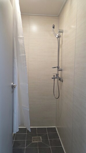 Regadera, amenidades de baño gratuitas, toallas, jabón 