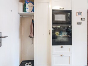 Microondas, horno, lavavajillas y trona infantil