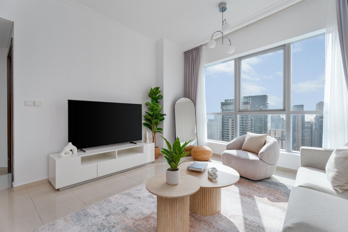 พาโนรามิกอพาร์ทเมนท์, 2 ห้องนอน, วิวทะเล | บริเวณนั่งเล่น | สมาร์ททีวี 55 นิ้ว พร้อมช่องดาวเทียม, Netflix, Hulu