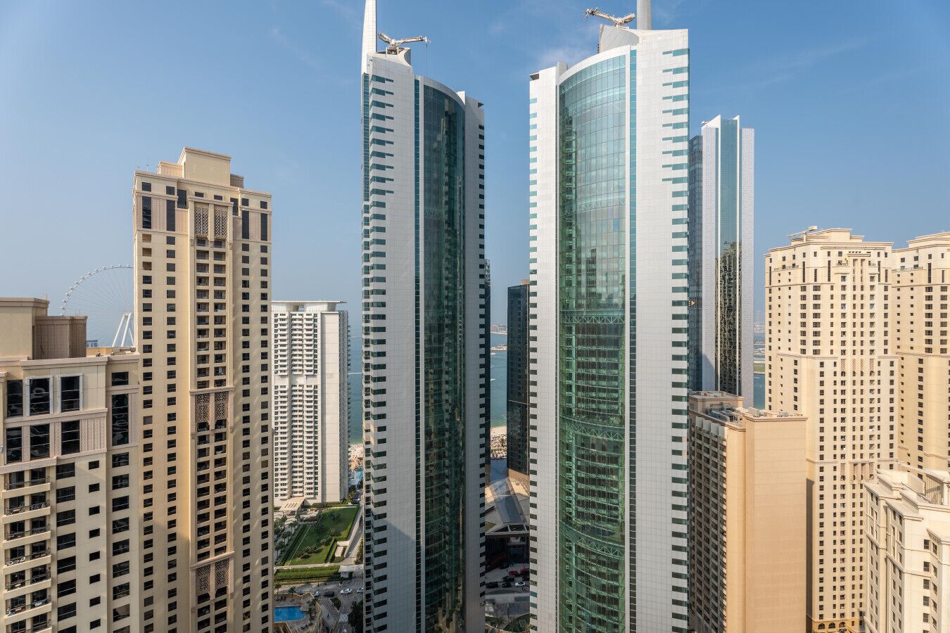 Ein Hochhaus mit modernem architektonischen Design, gekennzeichnet durch eine markante Glasfassade und eine besondere Dachkonstruktion.
