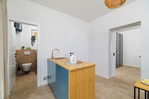 Douche, serviettes fournies, savon, papier toilette