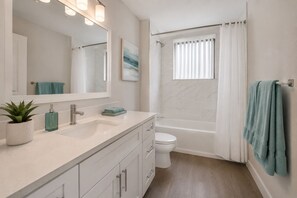 Classic Room | Bathroom | Free toiletries, hair dryer, towels, soap - DT Harbourview Suites (Toronto)