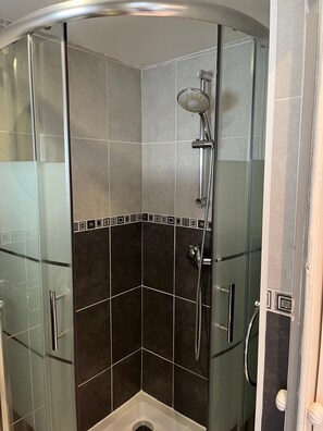 Shower - Studio “La Réserve au cœur de la” with Wi-Fi (Boismont)