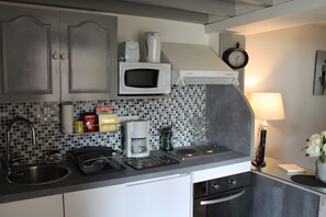 Fridge, microwave, oven, stovetop - Studio “La Réserve au cœur de la” with Wi-Fi (Boismont)