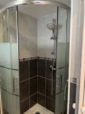 Shower - Studio “La Réserve au cœur de la” with Wi-Fi (Boismont)