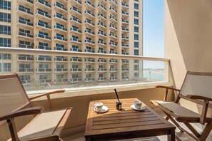 Studio Superior, 1 Tempat Tidur Queen, pemandangan danau | Tempat makan outdoor
