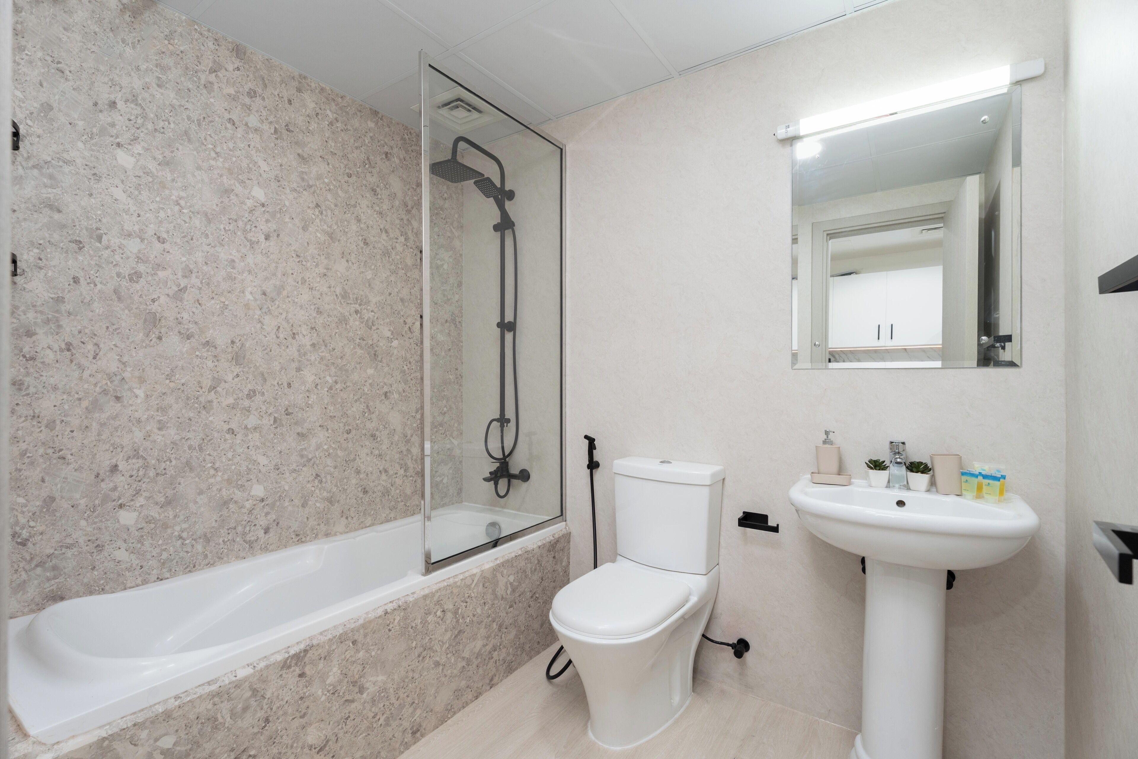 Studio Supérieur, 1 grand lit, vue lac | Salle de bain | Sèche-cheveux, serviettes fournies, savon, shampoing