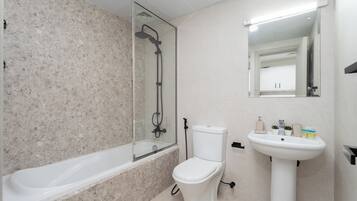 Studio Superior, 1 Tempat Tidur Queen, pemandangan danau | Kamar mandi | Pengering rambut, handuk, sabun, dan sampo