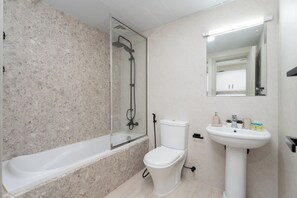 Studio Superior, 1 Tempat Tidur Queen, pemandangan danau | Kamar mandi | Pengering rambut, handuk, sabun, dan sampo